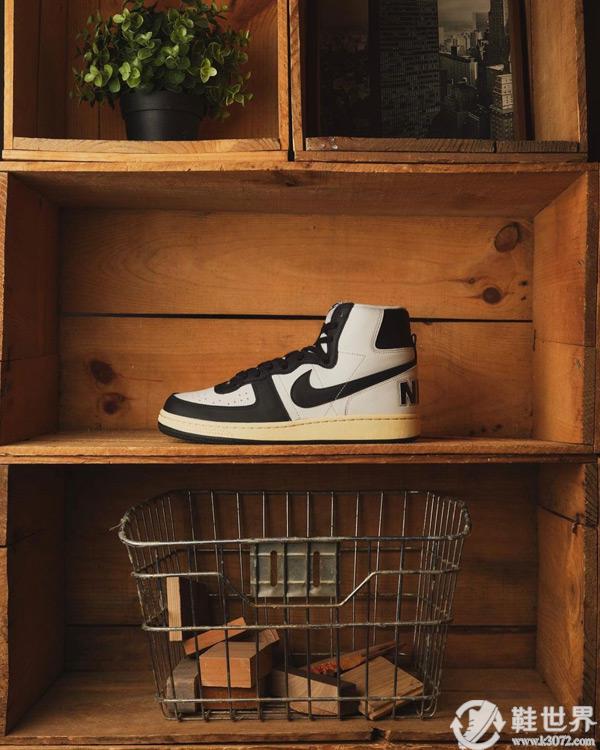 全新「熊猫」配色的 Nike Terminator High 实物图